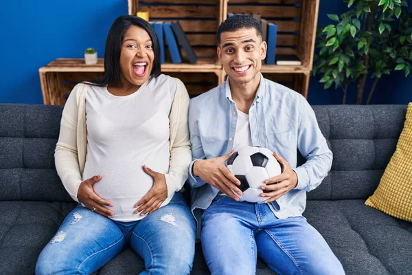Jong Latijns Amerikaans Echtpaar Verwacht Een Baby Zittend Bank Houden — Stockfoto