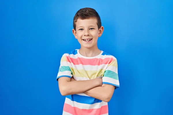 Ein Junges Kaukasisches Kind Steht Vor Blauem Hintergrund Und Lächelt — Stockfoto