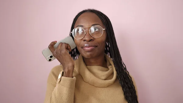 Африканська Жінка Слухає Голосове Повідомлення Телефону Через Ізольований Рожевий Фон — стокове фото