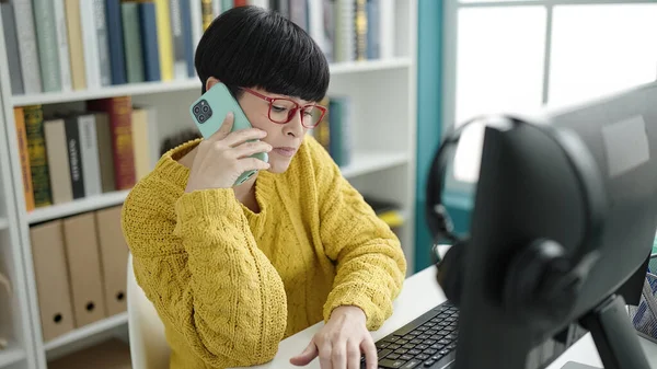 Jonge Chinese Vrouw Student Praten Smartphone Met Behulp Van Computer — Stockfoto
