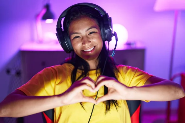 Young Beautiful Latin Woman Streamer Smiling Confident Doing Heart Symbol — Stockfoto