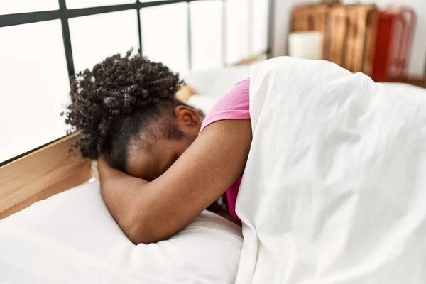 Mujer Afroamericana Estresada Acostada Cama Dormitorio — Foto de Stock
