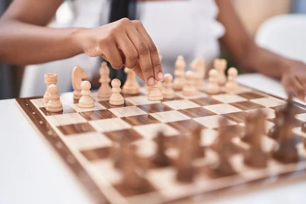 Afričanky Americká Žena Hraje Šachovou Hru Sedí Stole Doma — Stock fotografie