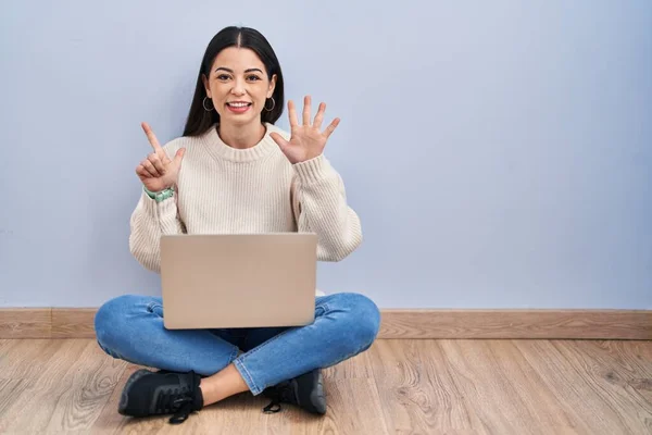 Young Woman Using Laptop Sitting Floor Home Showing Pointing Fingers — Stock Photo, Image
