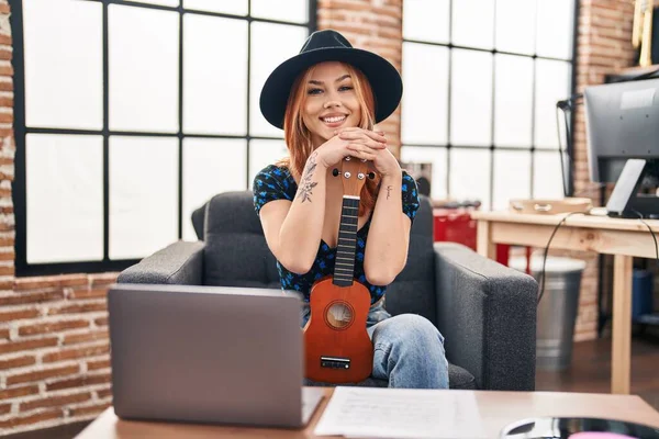 Beyaz Kadın Müzisyen Müzik Stüdyosunda Ukulele Tutarak Gülümsüyor — Stok fotoğraf