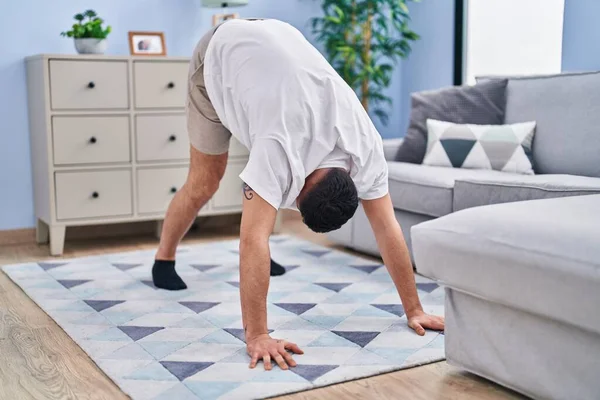 Jonge Arabier Man Stretching Thuis — Stockfoto