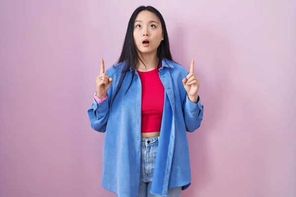 Jeune Femme Asiatique Debout Sur Fond Rose Étonné Surpris Regardant — Photo