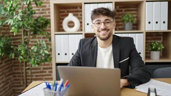 Молодой Арабский Бизнесмен Использует Ноутбук Работающий Офисе — стоковое фото