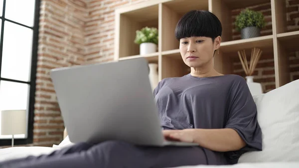 Young Chinese Woman Using Laptop Sitting Bed Bedroom — ストック写真