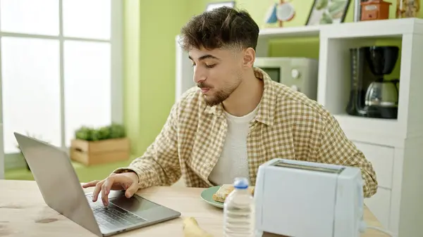 Jovem Árabe Homem Tomando Café Manhã Usando Laptop Casa — Fotografia de Stock