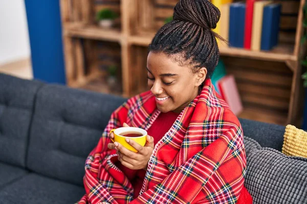 African American Woman Drinking Coffee Sitting Sofa Home — Foto de Stock
