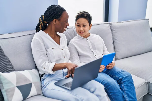 African American Mother Son Using Touchpad Laptop Sitting Sofa Home — Stock Photo, Image