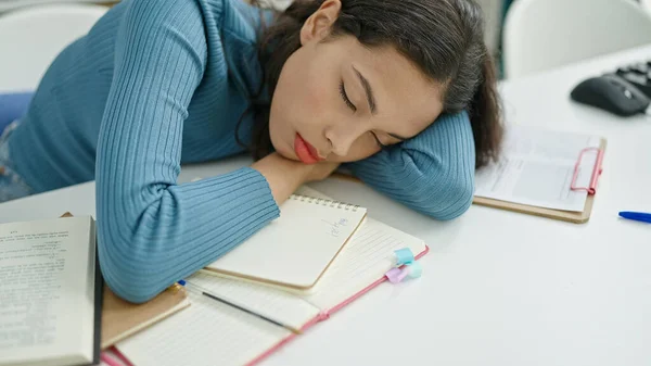 Jonge Mooie Spaanse Vrouw Student Slapen Het Bureau Universiteit Klaslokaal — Stockfoto