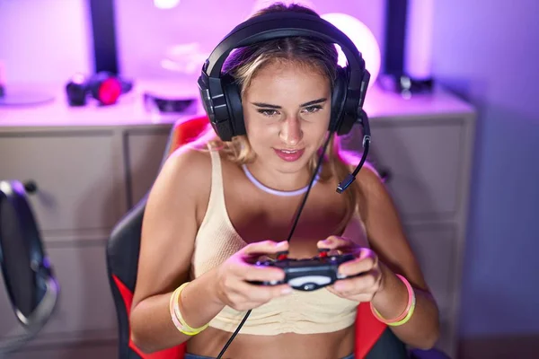 Jovem Loira Streamer Mulher Jogando Videogame Usando Joystick Sala Jogos — Fotografia de Stock