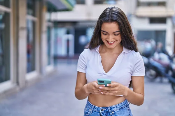 Jovem Hispânica Sorrindo Confiante Usando Smartphone Rua — Fotografia de Stock