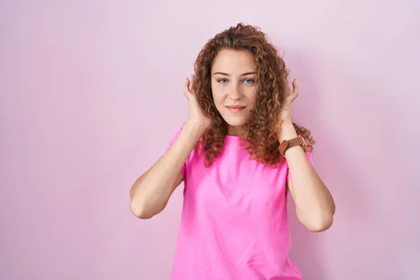 Young Caucasian Woman Standing Pink Background Trying Hear Both Hands — Stock fotografie