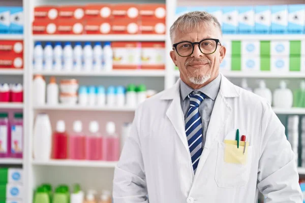Homem Cabelos Grisalhos Meia Idade Farmacêutico Sorrindo Confiante Laboratório — Fotografia de Stock