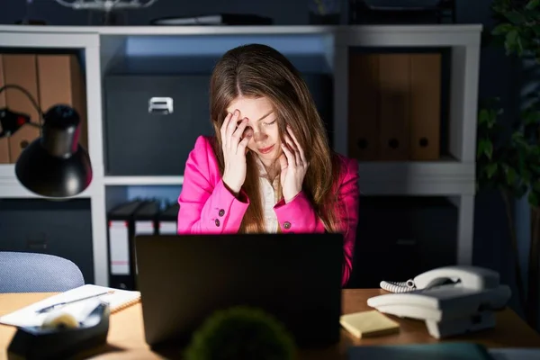 年轻的高加索女人晚上在办公室工作 哭哭啼啼时满脸愁容 抑郁症的概念 — 图库照片