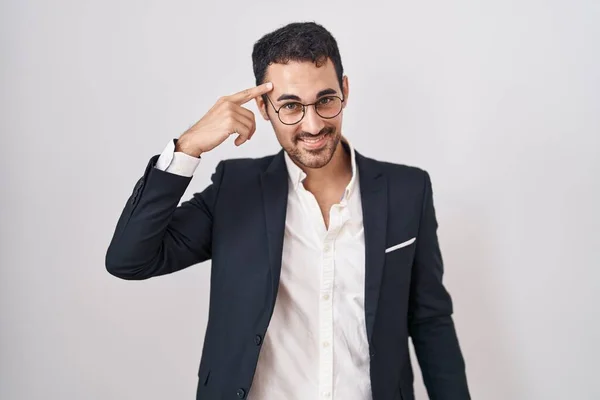 Bonito Homem Hispânico Negócios Sobre Fundo Branco Sorrindo Apontando Para — Fotografia de Stock