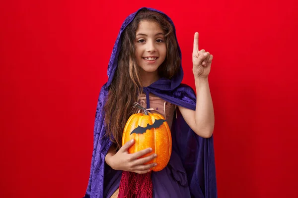 Malá Hispánka Kostýmu Čarodějnice Halloween Překvapená Nápadem Nebo Otázkou Ukazující — Stock fotografie