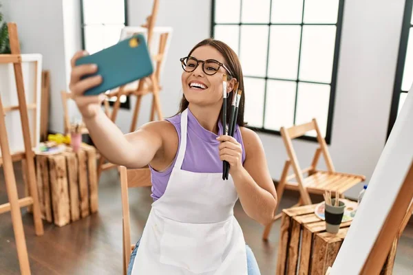 Junge Schöne Hispanische Künstlerin Mit Pinseln Macht Selfie Mit Dem — Stockfoto
