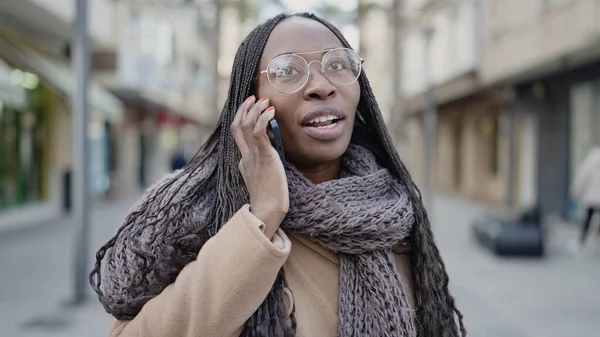 Afričanka Mluví Telefonu Ulici — Stock fotografie