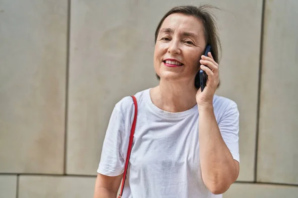 Femme Âge Moyen Souriant Confiant Parler Sur Smartphone Rue — Photo