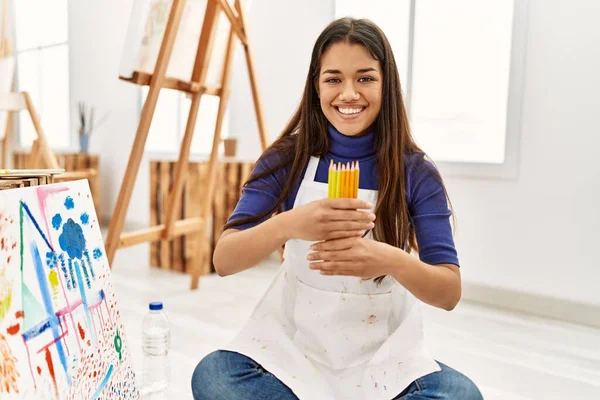 Resim Stüdyosunda Elinde Renkli Kalemlerle Gülümseyen Genç Latin Kadın — Stok fotoğraf