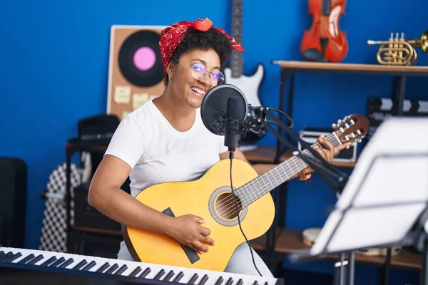 Mulher Africana Músico Cantando Música Tocando Guitarra Clássica Estúdio Música — Fotografia de Stock