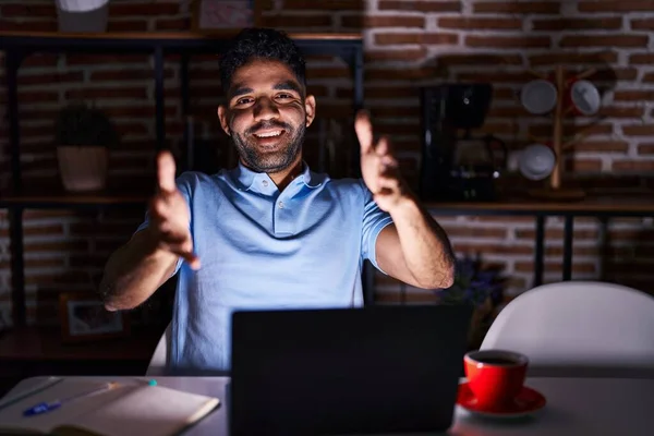 Ein Spanischer Mann Mit Bart Der Nachts Mit Einem Laptop — Stockfoto