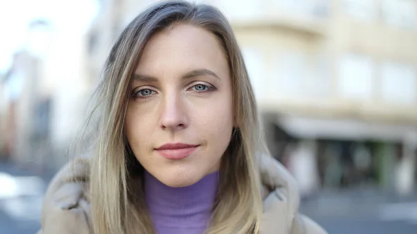 Jeune Femme Blonde Debout Avec Une Expression Détendue Dans Rue — Photo