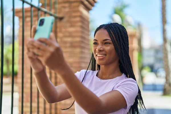 Africano Americano Mulher Sorrindo Confiante Fazendo Selfie Pelo Smartphone Rua — Fotografia de Stock