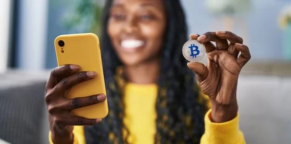 African American Woman Using Smartphone Bitcoin Home — Stockfoto