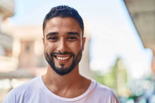 路上で自信を持って立って笑っている若いアラブ人男性 — ストック写真
