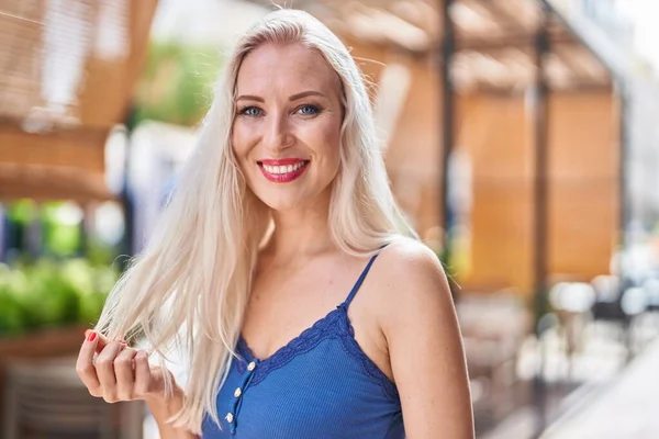 Ung Blond Kvinna Ler Säker Stående Gatan — Stockfoto
