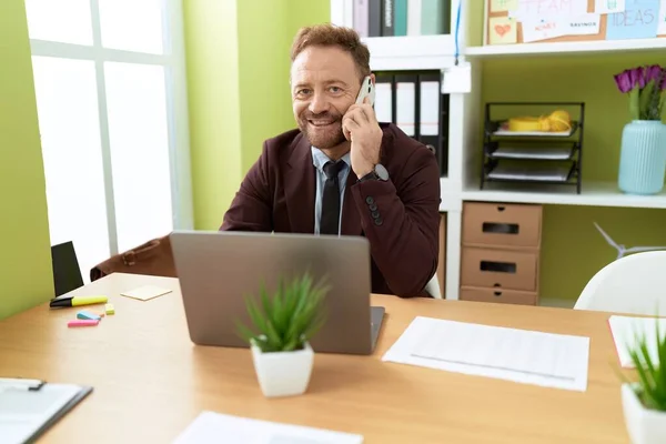 Középkorú Férfi Üzleti Dolgozó Laptoppal Beszél Okostelefonon Irodában — Stock Fotó