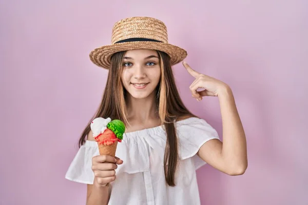 十代の女の子を保持するアイスクリームの笑顔を指して頭に1本の指 素晴らしいアイデアや考え 良い記憶 — ストック写真