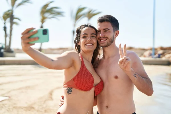 Mayolu Genç Spanyol Turistler Deniz Kenarında Akıllı Telefonlardan Selfie Çekiyorlar — Stok fotoğraf