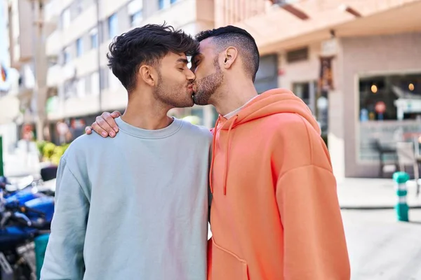 Dois Homens Casal Abraçando Outro Beijando Rua — Fotografia de Stock
