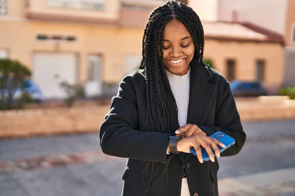 Αφροαμερικανή Γυναίκα Ψάχνει Ρολόι Κρατώντας Smartphone Στο Πάρκο — Φωτογραφία Αρχείου