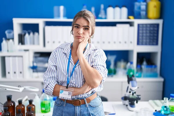 Νεαρή Όμορφη Γυναίκα Που Εργάζονται Εργαστήριο Επιστήμονας Σκέψης Αναζητούν Κουρασμένος — Φωτογραφία Αρχείου