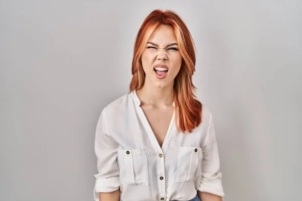 Young Caucasian Woman Standing Isolated Background Angry Mad Screaming Frustrated — Fotografia de Stock
