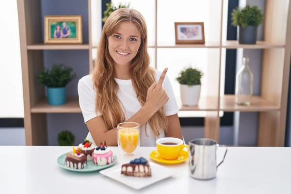 Junge Kaukasische Frau Isst Munter Gebäck Zum Frühstück Mit Einem — Stockfoto