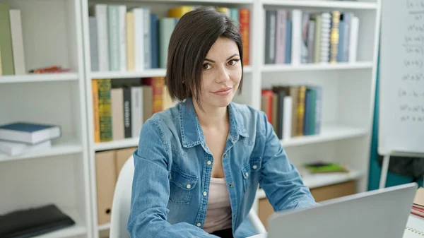 Młoda Kaukaska Kobieta Student Uśmiecha Się Pewnie Pomocą Laptopa Studiuje — Zdjęcie stockowe