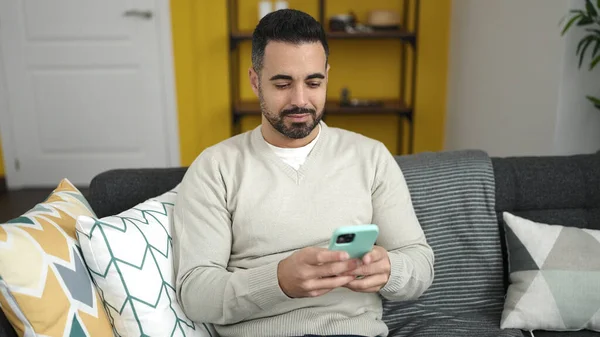Mladý Hispánec Používá Smartphone Sedí Pohovce Doma — Stock fotografie