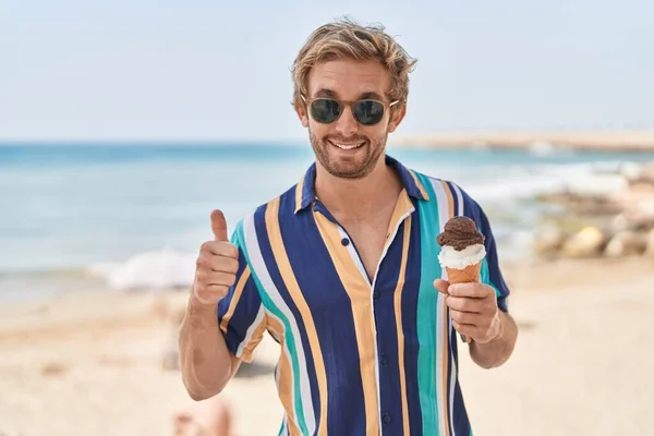 Homem Caucasiano Comendo Sorvete Praia Sorrindo Feliz Positivo Polegar Para — Fotografia de Stock