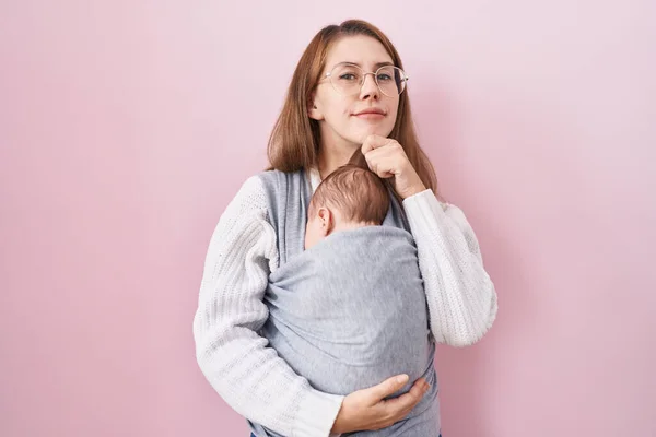 Jonge Blanke Vrouw Houdt Draagt Baby Een Katapult Serieus Gezicht — Stockfoto