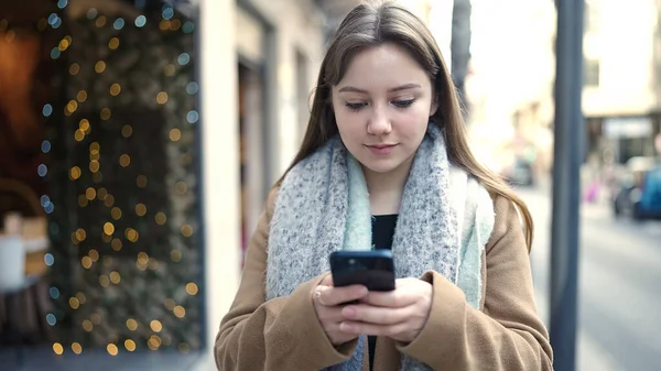 Sokakta Rahat Bir Ifadeyle Akıllı Telefon Kullanan Genç Sarışın Kadın — Stok fotoğraf
