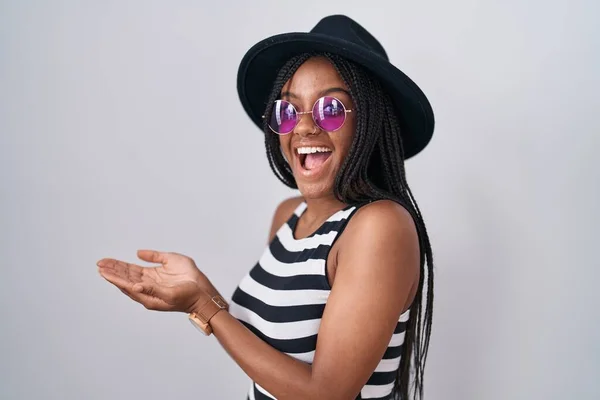 Молодой Африканский Американец Косичками Шляпе Солнцезащитных Очках Указывающих Сторону Открытыми — стоковое фото