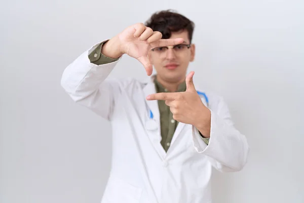 Jonge Niet Binaire Man Doktersuniform Stethoscoop Glimlachend Lijstje Met Handen — Stockfoto